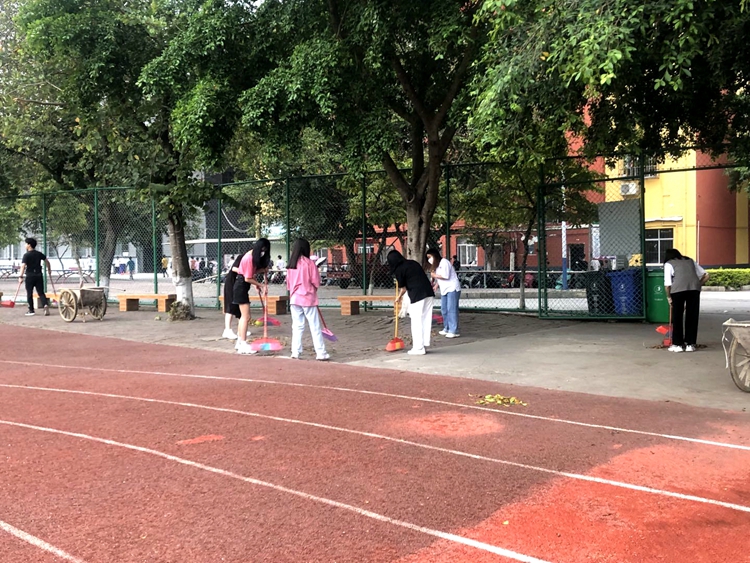 我校開(kāi)展“愛(ài)護(hù)環(huán)境，共建清潔美麗校園