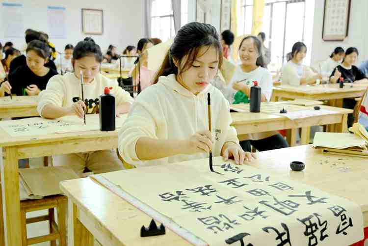 妙筆寫“清廉”，翰墨揚正氣 | 我校開展廉潔文化進(jìn)書法課堂活動